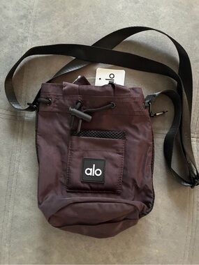 Al o Yoga ボディバッグ ブラウン Alo Yoga alo yoga Cross Body Bucket Bag 78.00
